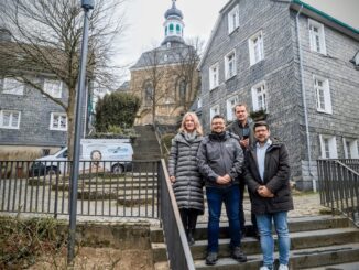 Sichtbar wird der neue Wlan-Hotspot durch einen kleinen Sender (links im Bild) an der Klostertreppe. Das neue Angebot stellten (v. l.) Bezirksbürgermeisterin Ruth Fischer-Bieniek, Andreas Freund (Stadt Solingen), Lars Rennert und Tobias Ziemann (beide Technische Betriebe Solingen) vor