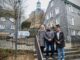 Sichtbar wird der neue Wlan-Hotspot durch einen kleinen Sender (links im Bild) an der Klostertreppe. Das neue Angebot stellten (v. l.) Bezirksbürgermeisterin Ruth Fischer-Bieniek, Andreas Freund (Stadt Solingen), Lars Rennert und Tobias Ziemann (beide Technische Betriebe Solingen) vor