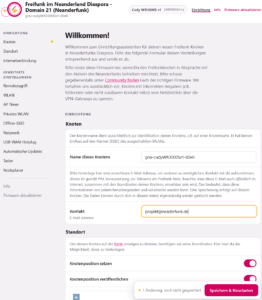 Screenshot der Weboberfläche eines Freifunk-Knotens. Oben links ein rundes Logo mit magentafarbenen Pfeilen, daneben die Überschrift „Freifunk im Neanderland Diaspora – Domain 21 (Neanderfunk)“ und darunter der Knotenname „grw-cudyWR3000Sv1-80e0“. Rechts in der Kopfzeile die Geräteangabe „Cudy WR3000S v1“ mit der Versionskennung 26091920sta sowie die Menüpunkte Einrichtung, Info und Firmware aktualisieren. In der linken Spalte eine Navigationsliste: unter „Einrichtung“ die Punkte Knoten, Standort und Internetverbindung; unter „Erweiterte Einstellungen“ Remotezugriff, WLAN, AP Timer, Privates WLAN, Offline-SSID, Netzwerk, USB-WAN-Hotplug, Automatische Updates, Taster und Nodeplacer; darunter Info und Firmware aktualisieren. Der Hauptbereich trägt die Überschrift „Willkommen!“ mit einem Begrüßungstext zum Einrichtungsassistenten, einem Hinweis, die Firmware nur in Absprache mit den Aktiven des Neanderfunks zu nutzen, sowie dem Link „Community finden“. Im Abschnitt „Knoten“ das ausgefüllte Feld „Name dieses Knotens“ mit „grw-cudyWR3000Sv1-80e0“ und das gelb umrandete Feld „Kontakt – E-Mail-Adresse“ mit „projekt@neaderfunk.de“. Im Abschnitt „Standort“ zwei aktivierte magentafarbene Schalter: „Knotenposition setzen“ und „Knotenposition veröffentlichen“. Unten ein Hinweisbalken „1 Änderung, noch nicht gespeichert“ und ein magentafarbener Button „Speichern & Neustarten“.