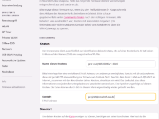 Screenshot der Weboberfläche eines Freifunk-Knotens. Oben links ein rundes Logo mit magentafarbenen Pfeilen, daneben die Überschrift „Freifunk im Neanderland Diaspora – Domain 21 (Neanderfunk)“ und darunter der Knotenname „grw-cudyWR3000Sv1-80e0“. Rechts in der Kopfzeile die Geräteangabe „Cudy WR3000S v1“ mit der Versionskennung 26091920sta sowie die Menüpunkte Einrichtung, Info und Firmware aktualisieren. In der linken Spalte eine Navigationsliste: unter „Einrichtung“ die Punkte Knoten, Standort und Internetverbindung; unter „Erweiterte Einstellungen“ Remotezugriff, WLAN, AP Timer, Privates WLAN, Offline-SSID, Netzwerk, USB-WAN-Hotplug, Automatische Updates, Taster und Nodeplacer; darunter Info und Firmware aktualisieren. Der Hauptbereich trägt die Überschrift „Willkommen!“ mit einem Begrüßungstext zum Einrichtungsassistenten, einem Hinweis, die Firmware nur in Absprache mit den Aktiven des Neanderfunks zu nutzen, sowie dem Link „Community finden“. Im Abschnitt „Knoten“ das ausgefüllte Feld „Name dieses Knotens“ mit „grw-cudyWR3000Sv1-80e0“ und das gelb umrandete Feld „Kontakt – E-Mail-Adresse“ mit „projekt@neaderfunk.de“. Im Abschnitt „Standort“ zwei aktivierte magentafarbene Schalter: „Knotenposition setzen“ und „Knotenposition veröffentlichen“. Unten ein Hinweisbalken „1 Änderung, noch nicht gespeichert“ und ein magentafarbener Button „Speichern & Neustarten“.