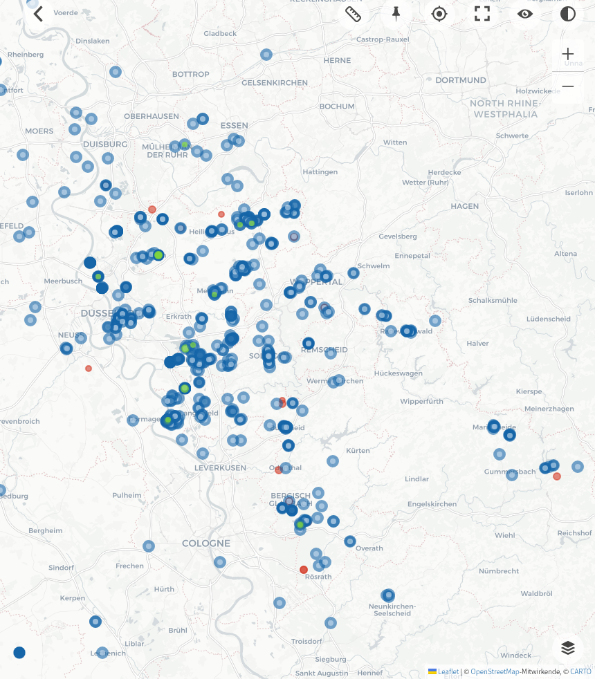 Ausschnitt der Freifunk-Karte neander.map.freifunk.space in heller Darstellung. Zu sehen ist das Gebiet von Duisburg und Essen im Norden über Düsseldorf und Neuss im Westen, Wuppertal, Solingen und Remscheid in der Mitte bis Köln und Bergisch Gladbach im Süden. Hunderte blaue Kreise markieren Freifunk-Knoten, besonders dicht um Düsseldorf, Solingen und Wuppertal, dazwischen einzelne grüne und rote Punkte; rot sind Knoten, die gerade offline sind. Oben rechts eine Leiste mit Symbolen für Lineal, Stecknadel, Standort, Vollbild, Ebenen und Hell-Dunkel-Umschaltung.